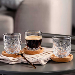 Espressoset GOCCE 6-teilig auf Tisch mit Korkuntersetzern und Leinenserviette