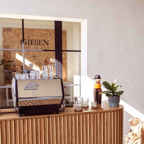 Espressoset GOCCE auf Sideboard in Wohnraum mit Deko