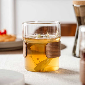 Becher NOVO LEGNO mit Walnussholzgriff, gefüllt mit Tee auf Tisch
