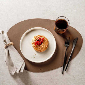 Platzset GOCCE braun mit gedecktem Tisch, Gebäck und Getränk