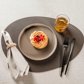 Platzset GOCCE grau mit gedecktem Tisch, Dessert und Getränk