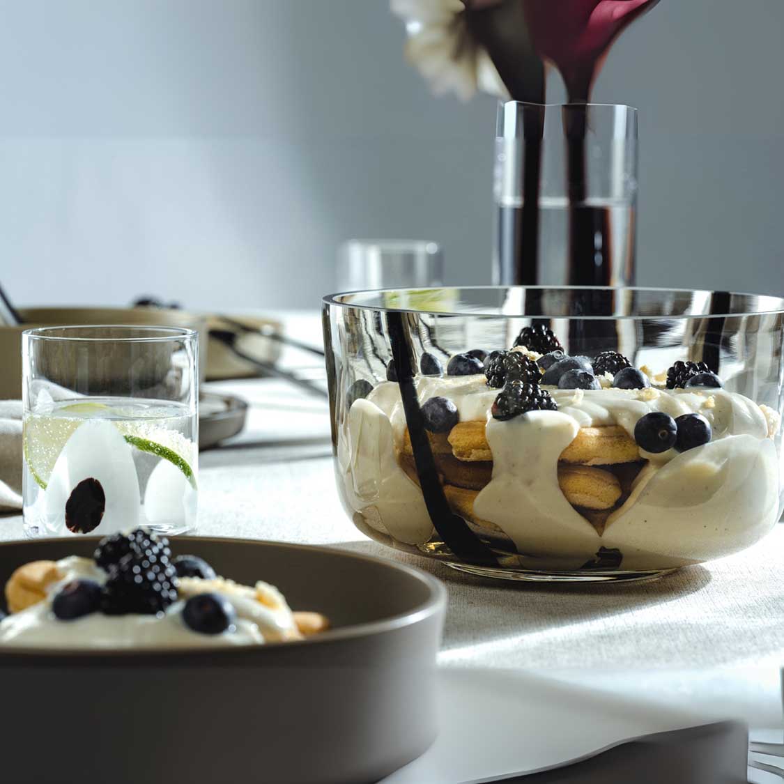 Schale ALVEO mit Joghurt, Beeren und Keksen auf gedecktem Tisch