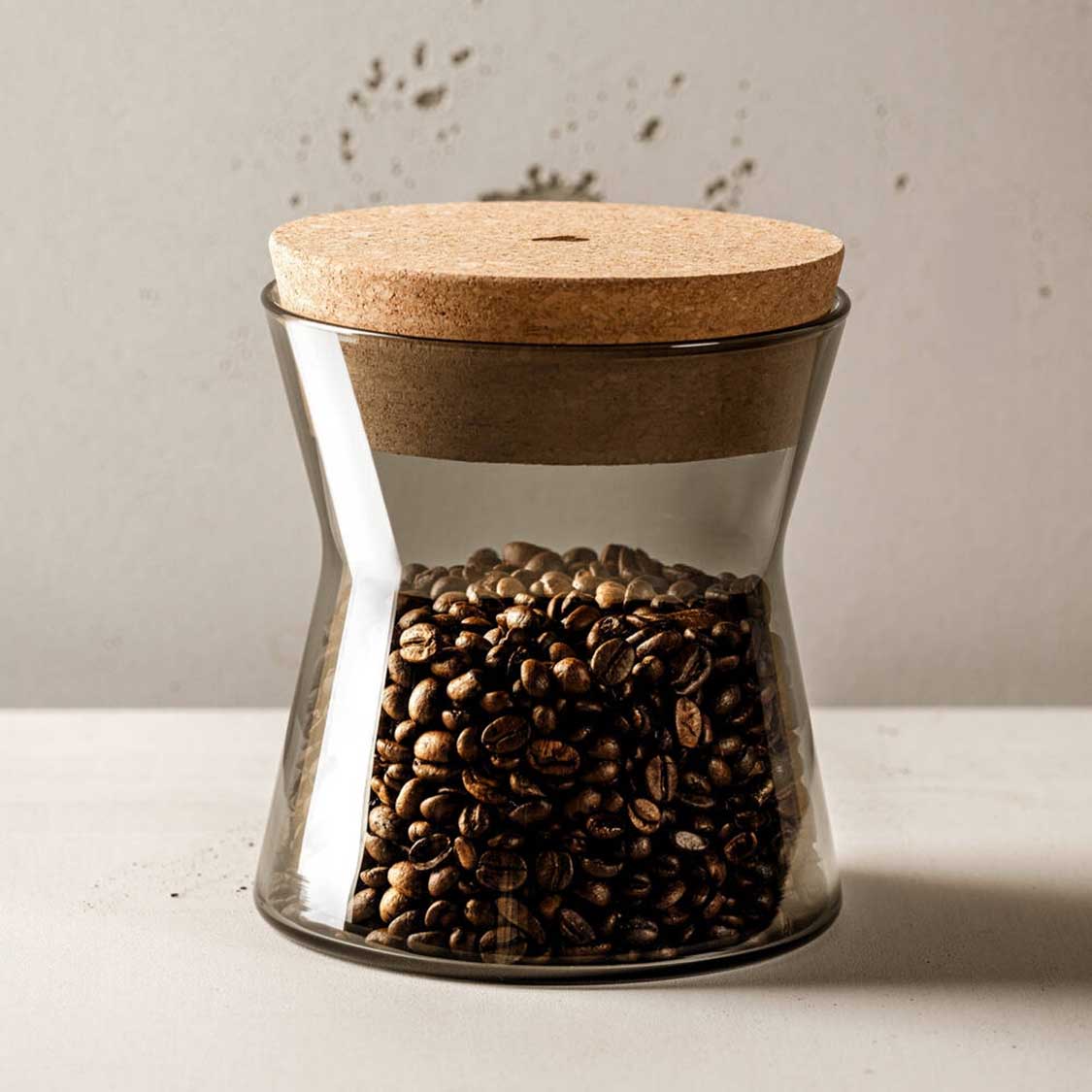 Dose FORMA X mit Korkdeckel gefüllt mit Kaffeebohnen auf weißer Oberfläche