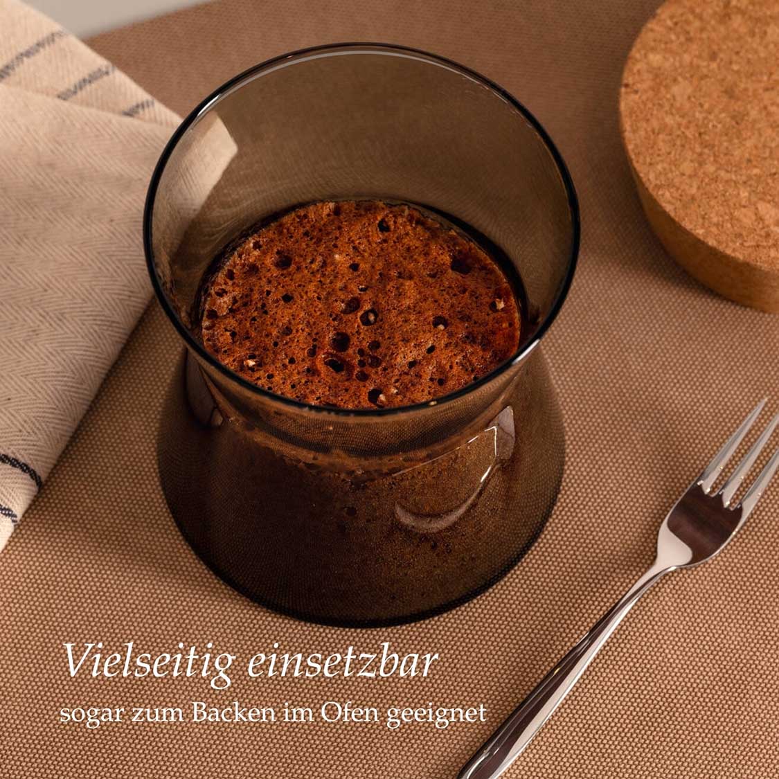 Dose FORMA X mit Kakao und Backzubehör auf Leintuch