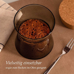 Dose FORMA X mit Kakao und Backzubehör auf Leintuch