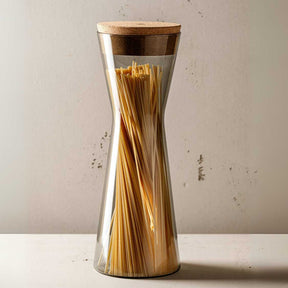 Dose FORMA X mit Holzdeckel, gefüllt mit Spaghetti, auf weißer Oberfläche