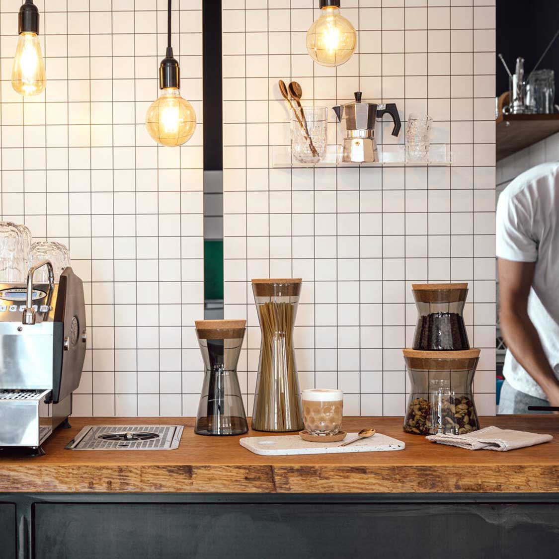 Dose FORMA X in Coffeeshop-Theke mit Kaffeemaschine und Zubehör
