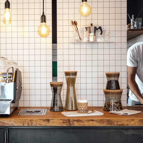 Dose FORMA X auf Theke in Kaffeebar mit Kaffeeausrüstung