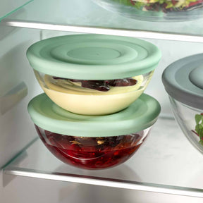 Silikondeckel CUCINA in Schalen mit Speisen im Kühlschrank