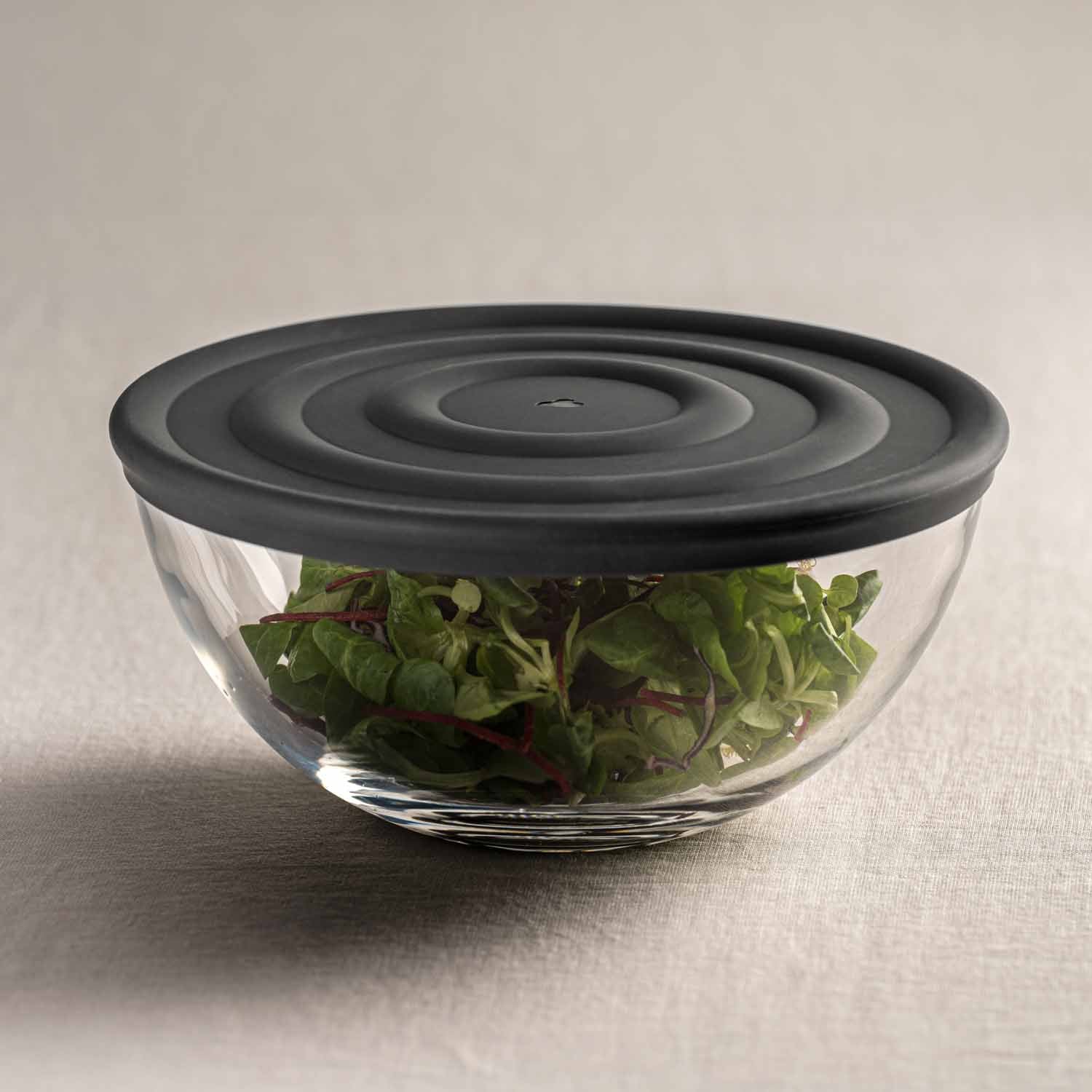 Silikondeckel CUCINA auf Glasschale mit Salatblaettern gefuellt