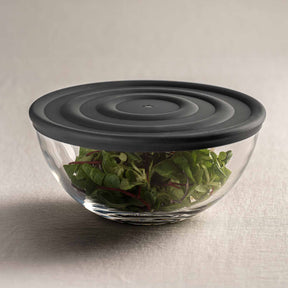 Silikondeckel CUCINA auf Glasschale mit Salatblaettern gefuellt