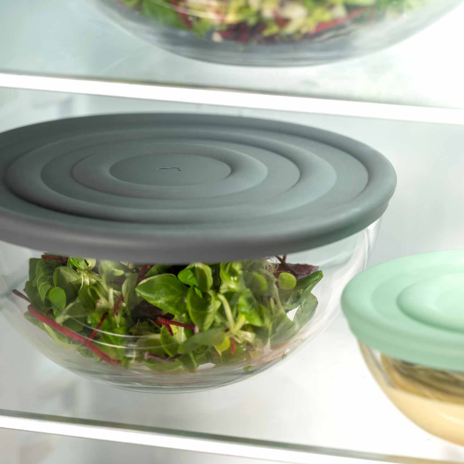 Silikondeckel CUCINA auf Glasschale mit Salat in Kühlschrank