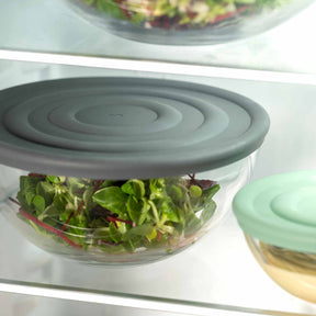 Silikondeckel CUCINA auf Glasschale mit Salat in Kühlschrank