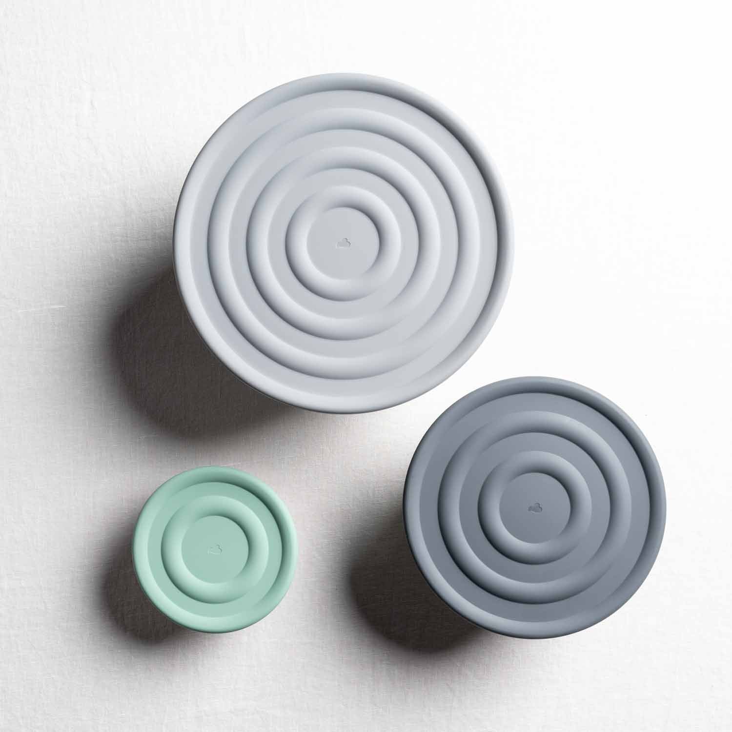 Drei Silikondeckel in verschiedenen Größen, anthrazit und mint, Draufsicht