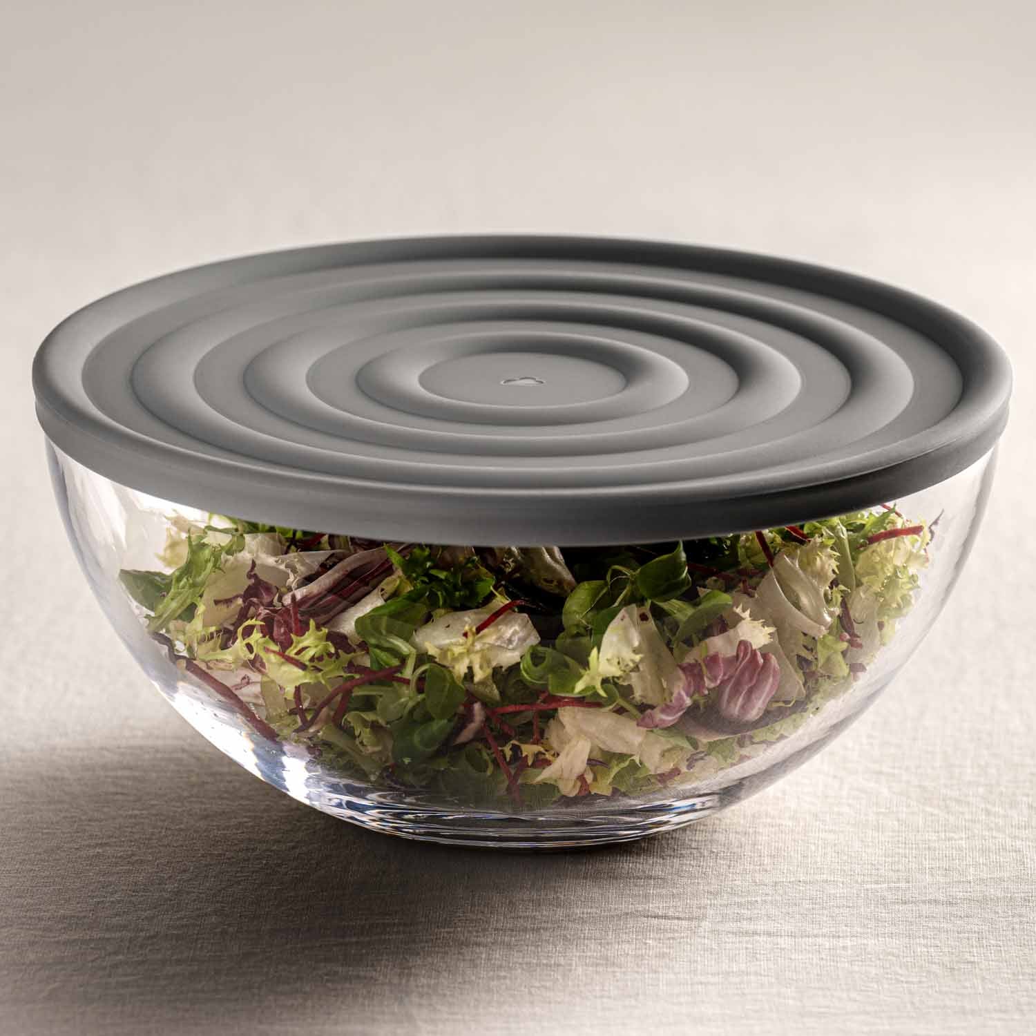 Silikondeckel CUCINA auf Glasschale mit Salat gefüllt
