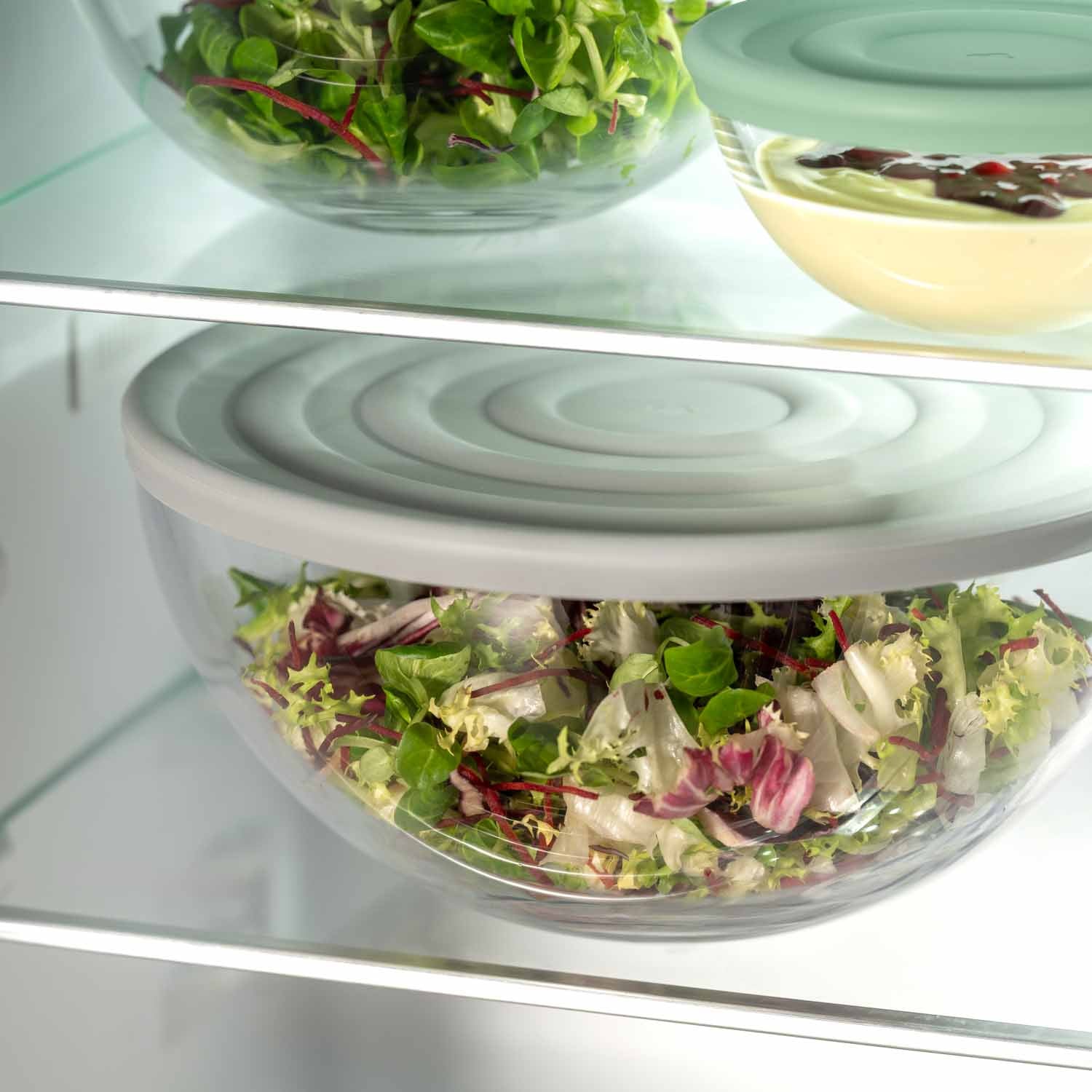 Silikondeckel CUCINA auf Glasschüsseln mit Salat in Kühlschrank