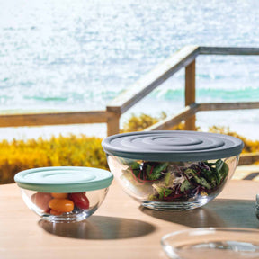 Schalenset CUCINA mit mintfarbenen Deckeln auf Terrassentisch mit Meerblick