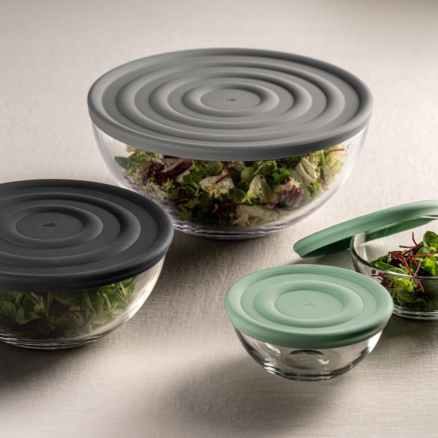Schalenset CUCINA in verschiedenen Größen mit grauen und mintgrünen Deckeln, gefüllt mit Salat