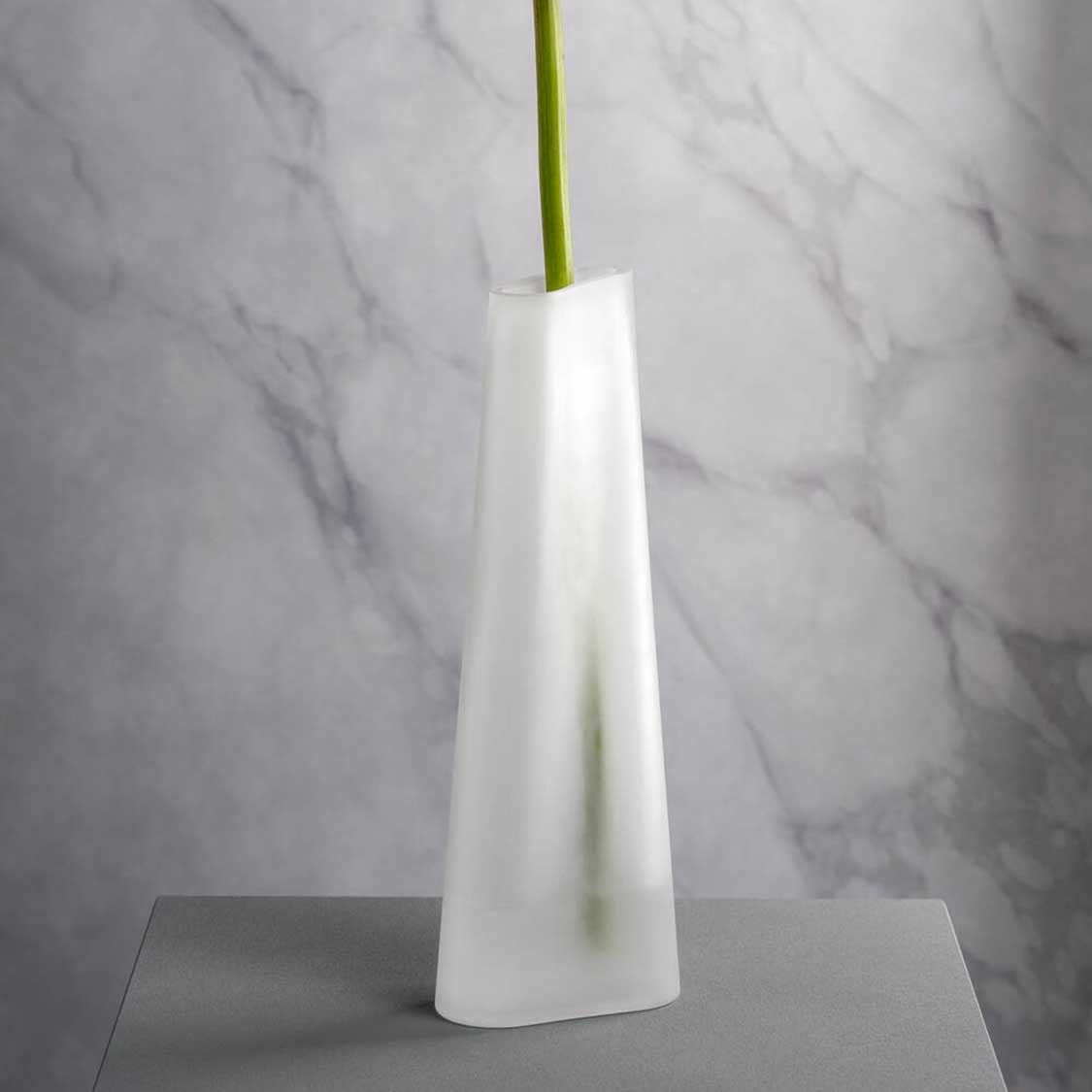 Vase TURNO 34 cm satiniert mit grünem Stiel auf grauem Untergrund