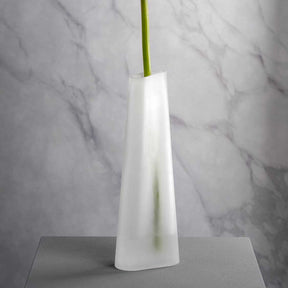 Vase TURNO 34 cm satiniert mit grünem Stiel auf grauem Untergrund
