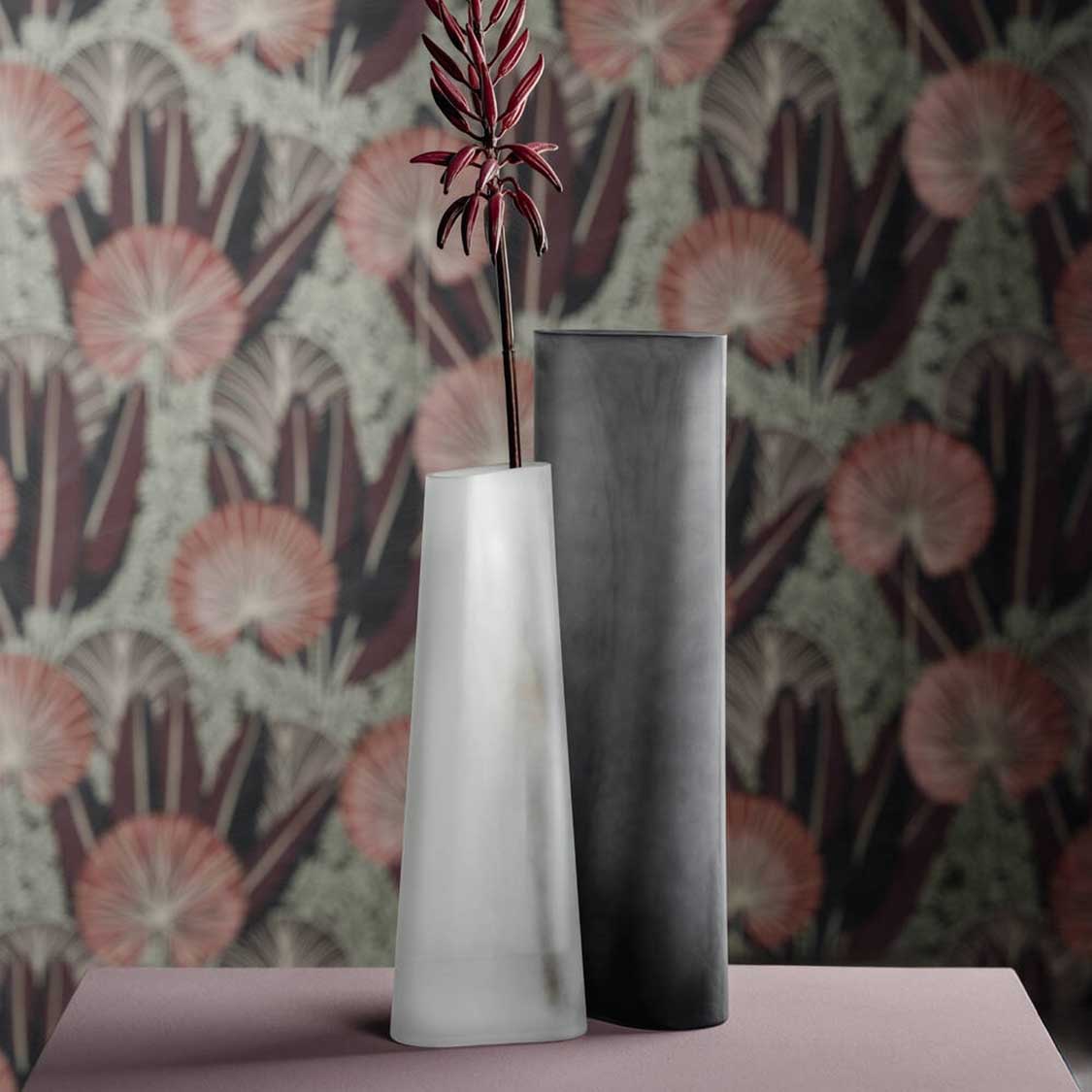 Vase TURNO 34 cm satiniert neben grauer Vase mit Blume vor gemusterter Wand
