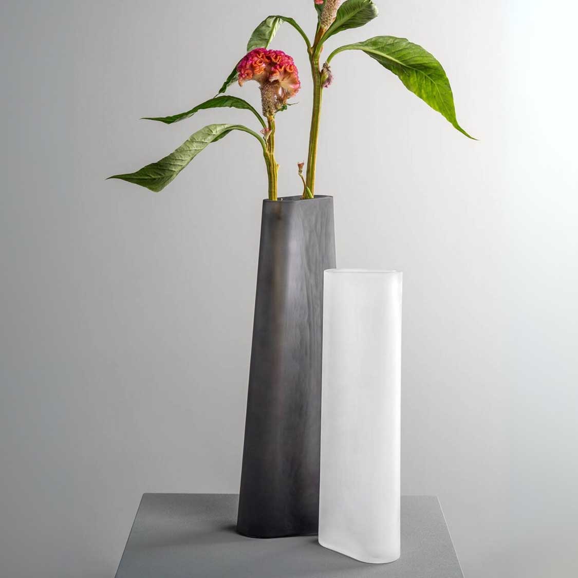 Vase TURNO 34 cm satiniert neben weißer Vase mit Blütenzweig