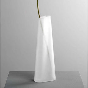 Vase TURNO 42 cm satiniert mit grünem Stiel vor grauem Hintergrund