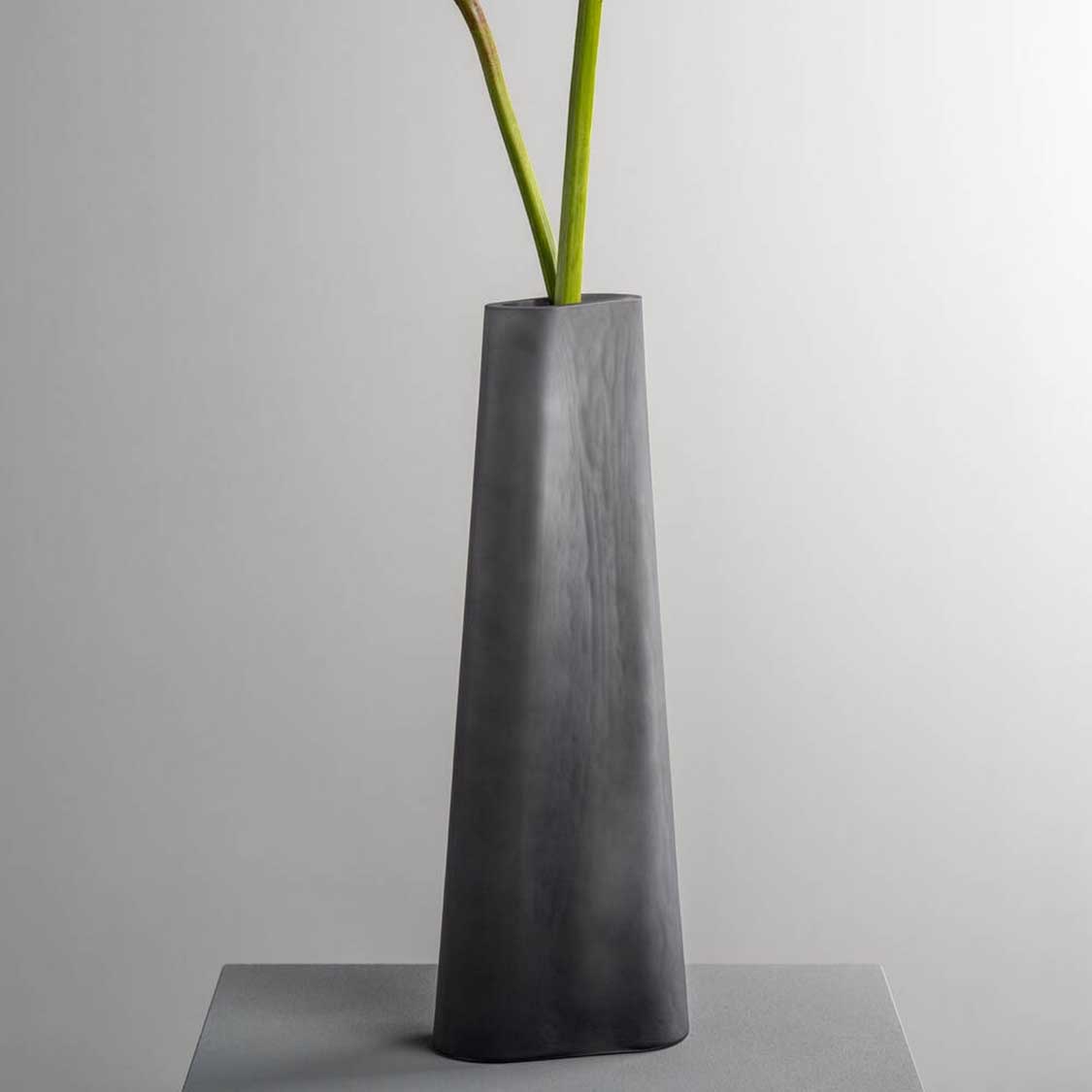 Vase TURNO 34 cm grau satiniert mit Grashalmen auf grauer Oberfläche