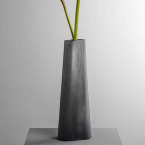 Vase TURNO 34 cm grau satiniert mit Grashalmen auf grauer Oberfläche