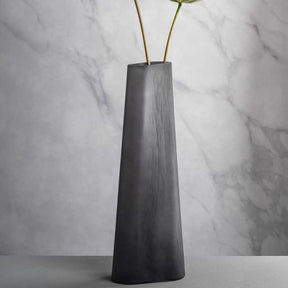 Vase TURNO 42 cm grau mit zwei Grashalmen vor Marmorhintergrund