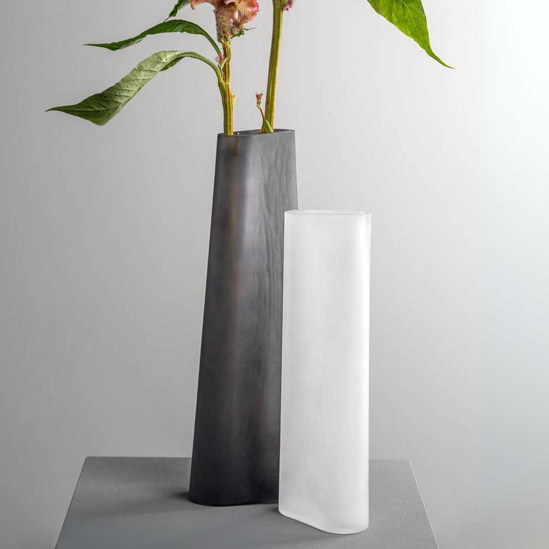Vase TURNO 42 cm grau satiniert mit Blumenstiel, daneben weiße Vase
