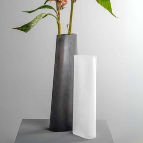 Vase TURNO 42 cm grau satiniert mit Blumenstiel, daneben weiße Vase