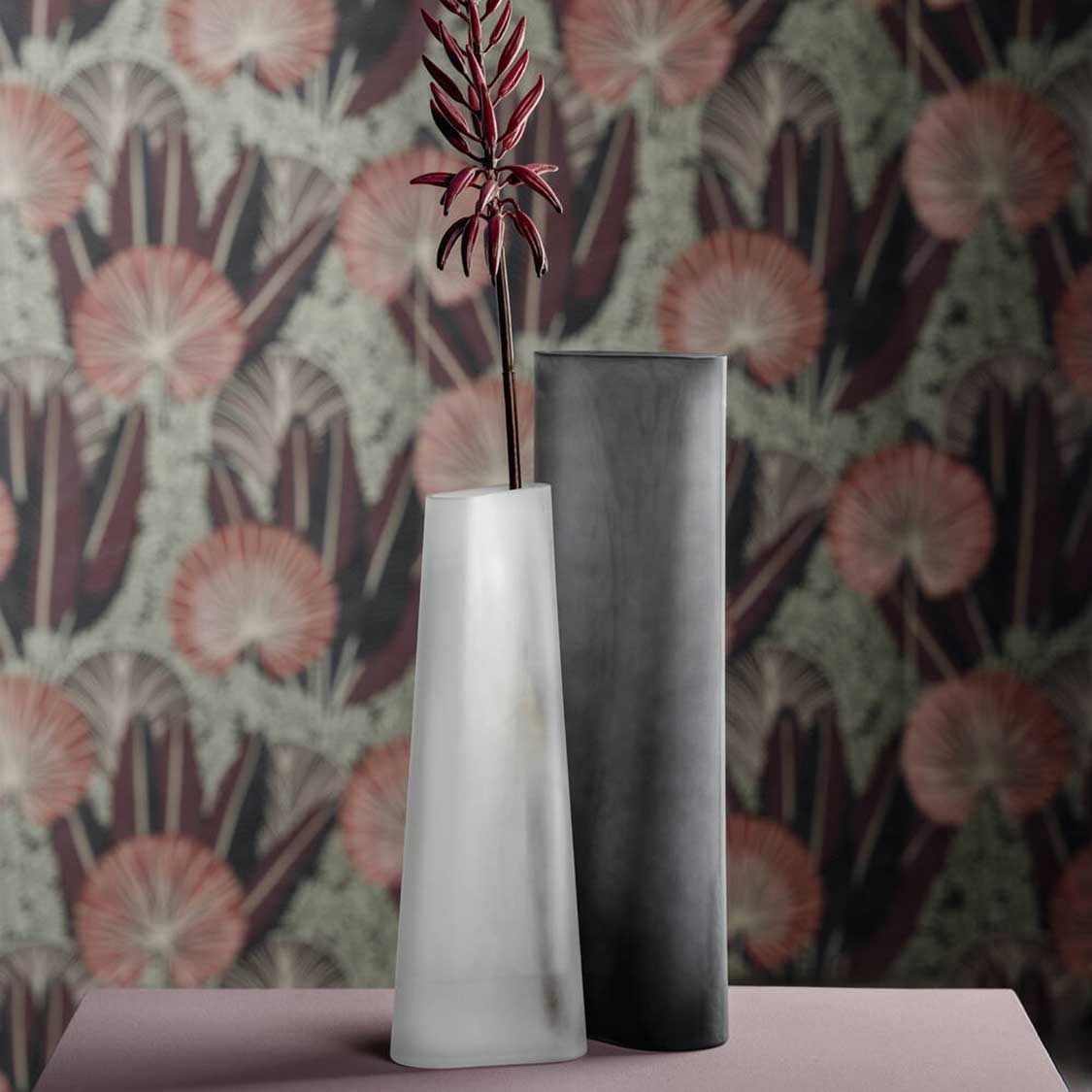 Vase TURNO 42 cm grau satiniert neben weißer Vase mit Blütenzweig, geblümte Tapete im Hintergrund