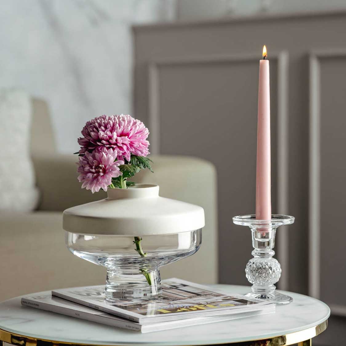 Vase RIVA mit Aufsatz auf Tisch mit rosa Blume und Kerzen