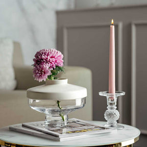 Vase RIVA mit Aufsatz auf Tisch mit rosa Blume und Kerzen