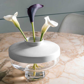 Vase RIVA mit Aufsatz gefüllt mit weißen und dunkelvioletten Callas auf Marmortisch