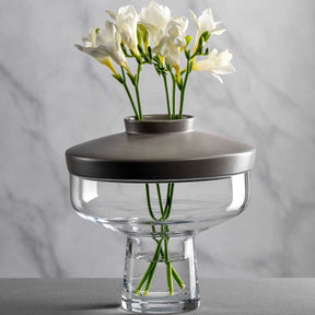 Vase RIVA mit grauem Aufsatz, gefüllt mit weißen Blüten und grünen Stielen