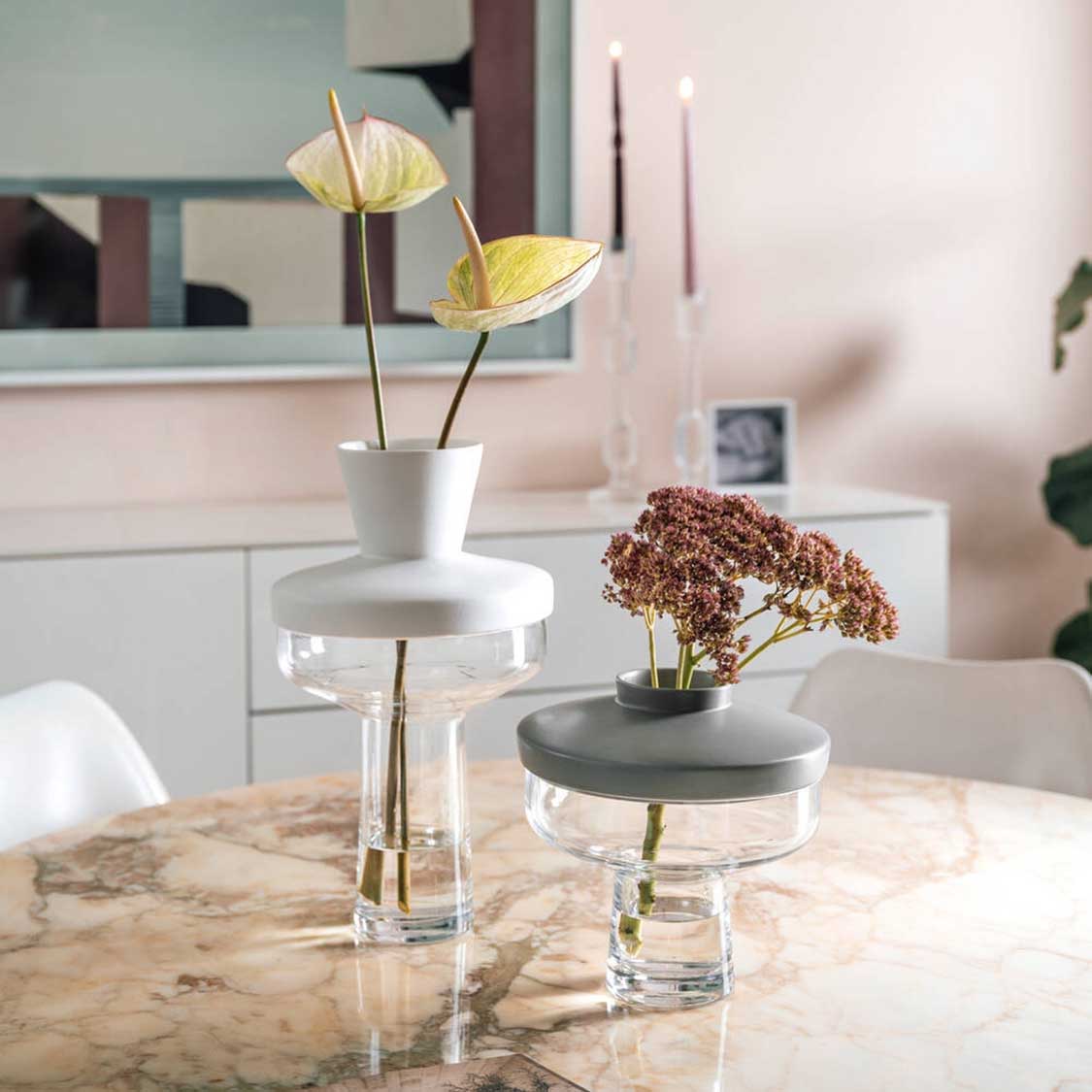Vase RIVA mit Aufsatz auf Marmortisch mit Blumen dekoriert