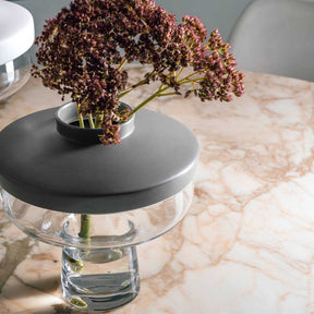 Vase RIVA mit grauem Aufsatz, gefüllt mit getrockneten roten Blüten auf Marmortisch