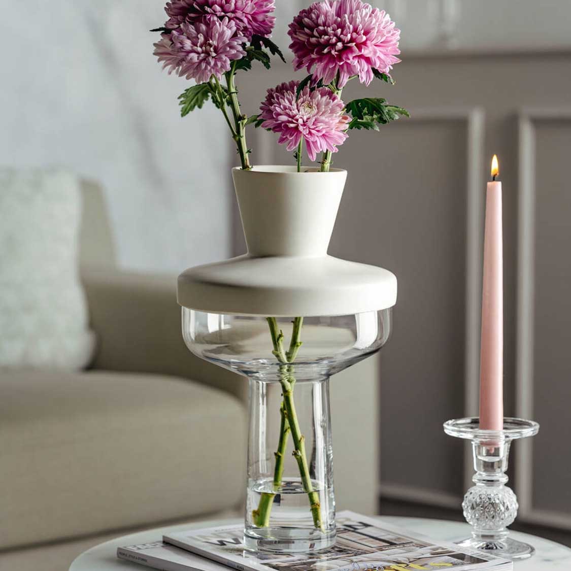 Vase RIVA mit Aufsatz in Wohnzimmer mit rosa Chrysanthemen und Kerze