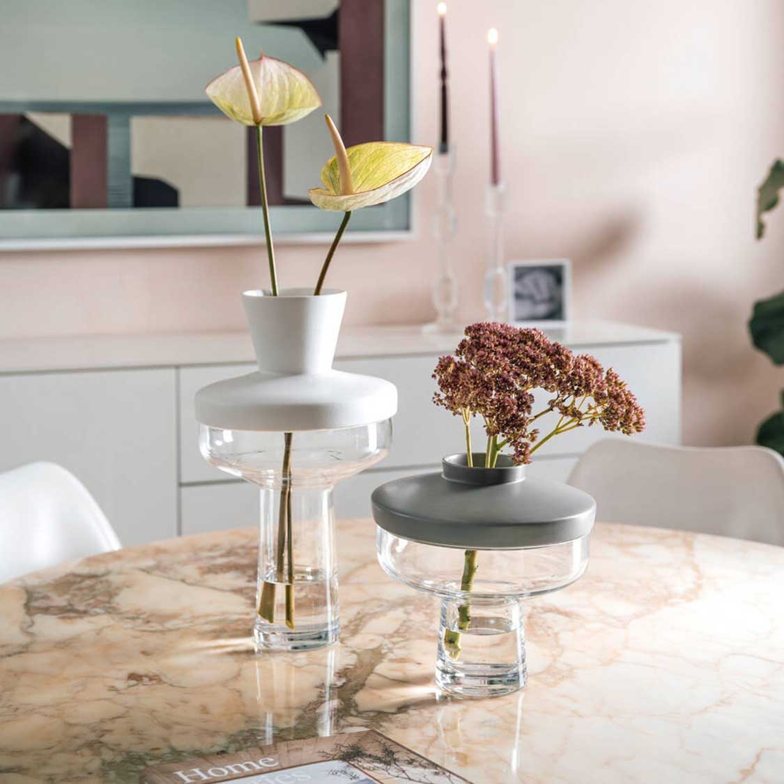 Vase RIVA mit Aufsatz auf Marmortisch mit Trockenblumen in Wohnraum