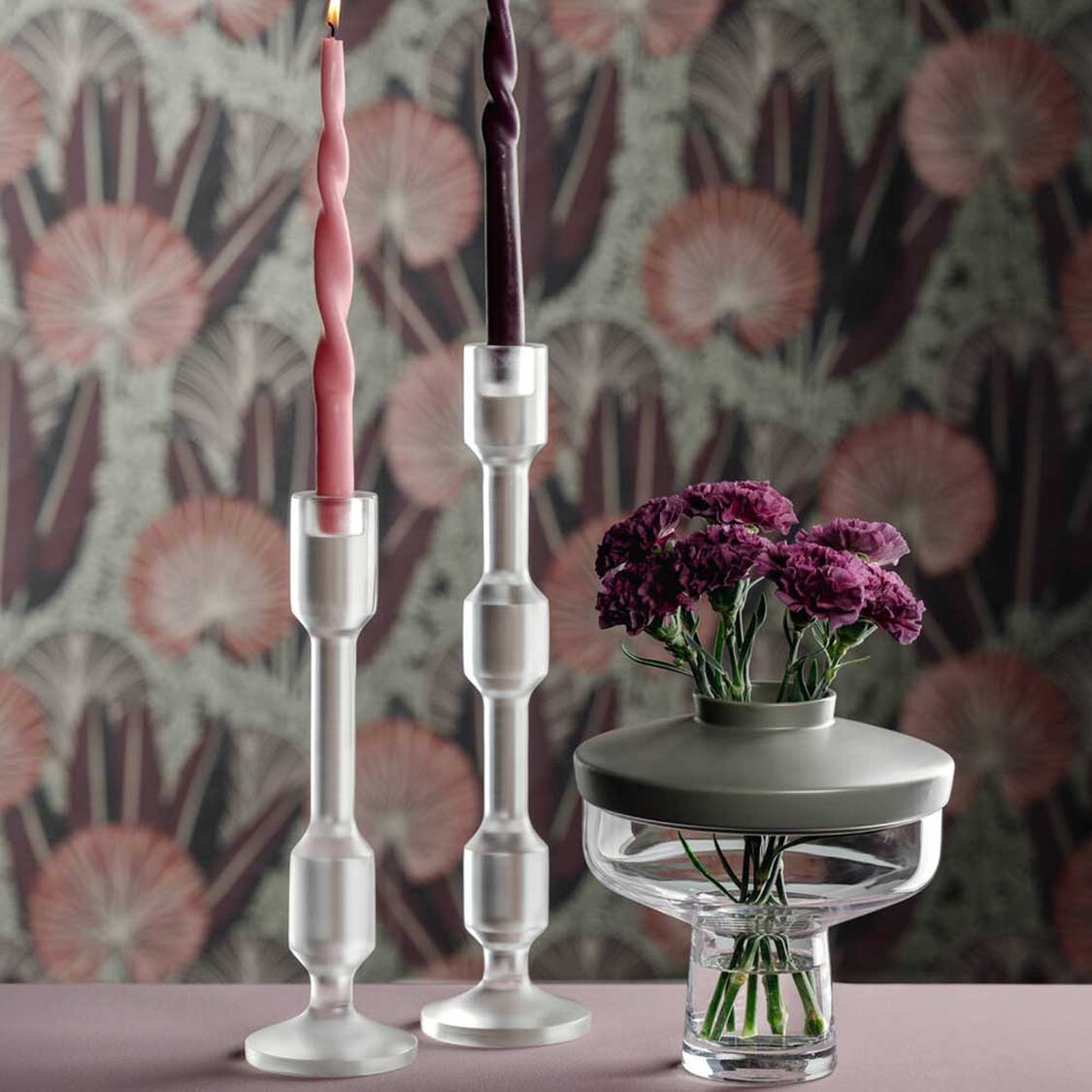 Leuchter RIALTO satiniert mit Kerzen, daneben Vase mit Nelken, Blumenmotiv Hintergrund