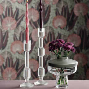 Leuchter RIALTO satiniert mit Kerzen, daneben Vase mit Nelken, Blumenmotiv Hintergrund