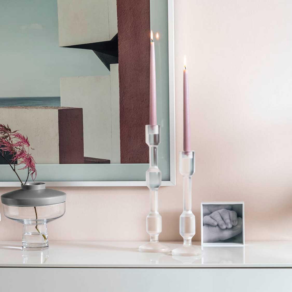 Leuchter RIALTO auf Dekotisch mit Blume und Kunstwerk
