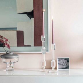 Leuchter RIALTO auf Dekotisch mit Blume und Kunstwerk
