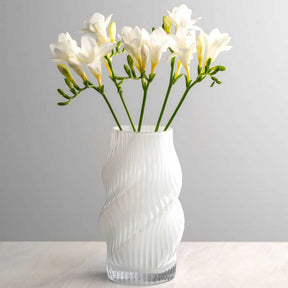 Vase VERDI mit weißen Freesien und grünen Knospen gefüllt