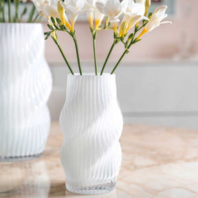 Vase VERDI 19 cm weiß mit gelb-weißen Blüten auf Marmortisch