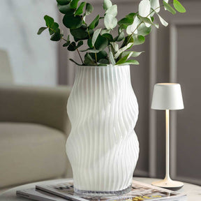 Vase VERDI 30 cm weiß mit Eukalyptuszweigen in Wohnzimmer-Szenerie
