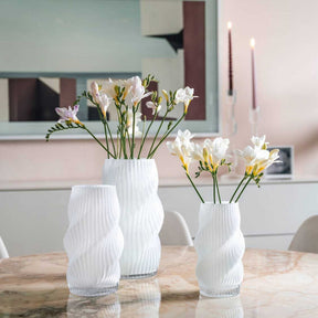 Vase VERDI 30 cm weiß mit Nelken auf Marmortisch, Wohnraum mit Kerzen
