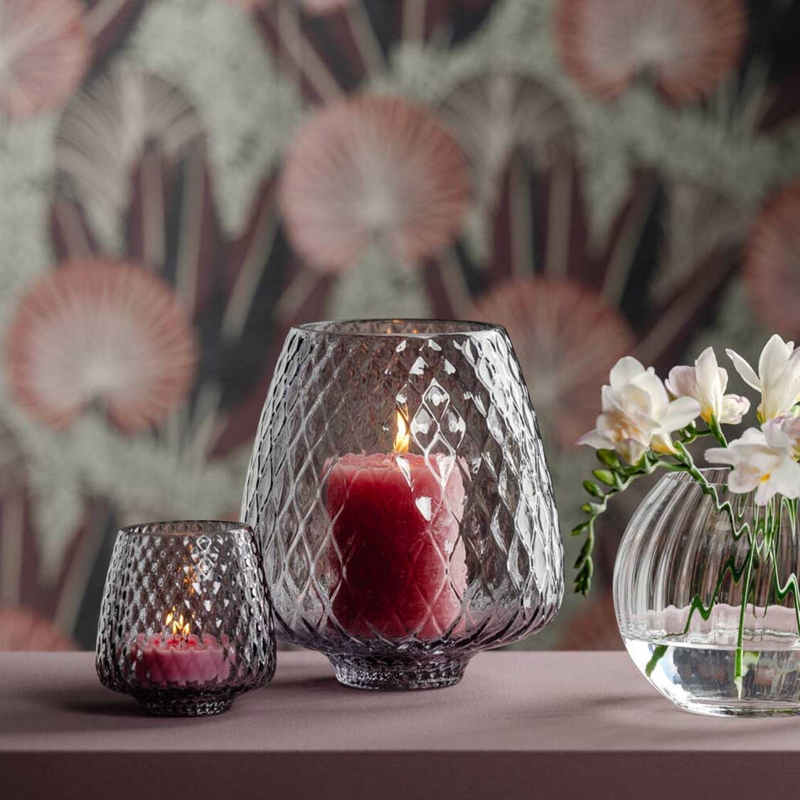 Windlicht GIULIA 20 cm grau mit brennender Kerze, daneben kleineres Windlicht und Blumenvase auf Tisch